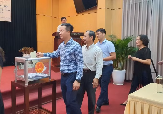 Các cá nhân cũng tham gia ủng hộ đồng bào bị thiệt hại do bão số 9.