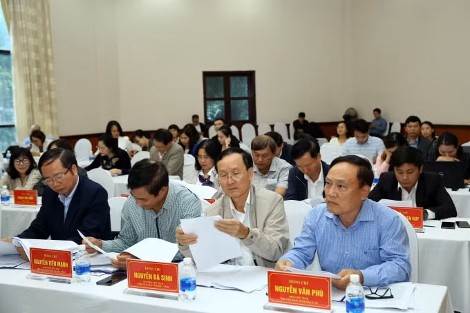 Các đồng chí trong Ban Chấp hành dự hội nghị đều tập trung trí tuệ, tâm huyết để đóng góp ý kiến. Ảnh: Sơn Hải