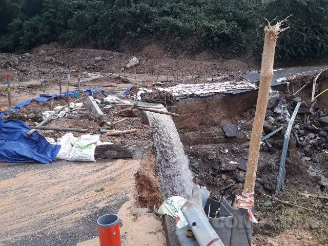Nhiều vị trí hư hỏng do ảnh hưởng của bão số 7, số 8 tiếp tục sạt lở vì bão số 9