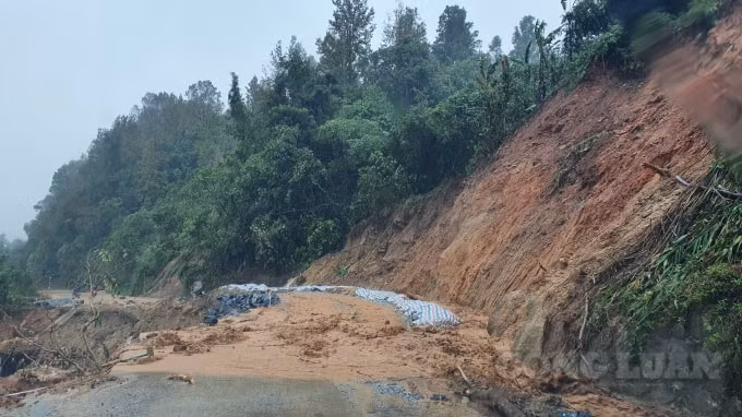 Liên tiếp hứng chịu ảnh hưởng của 3 cơn bão số 7, số 8, số 9 và các trận lũ ống đã khiến nhiều tuyến đường miền Trung hư hỏng nghiêm trọng