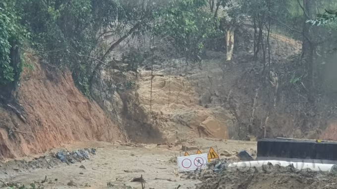 Nước vẫn tiếp tục chảy, đá vẫn tiếp tục rơi tràn lấp mặt đường nên công tác khắc phục các sự cố sạt lở, đảm bảo giao thông rất khó khăn, rất nguy hiểm