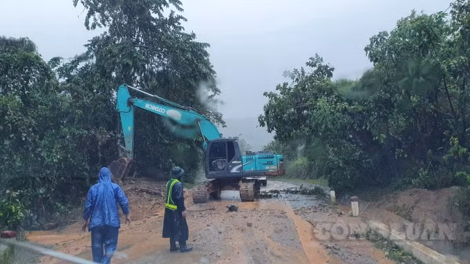 Cán bộ, công nhân ngành giao thông vận tải đội mưa quyết tâm bám đường thông tuyến