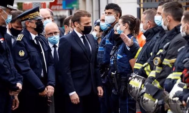 Tổng thống Pháp Emmanuel Macron tại hiện trường vụ khủng bố ở Nice. Ảnh: Reuters