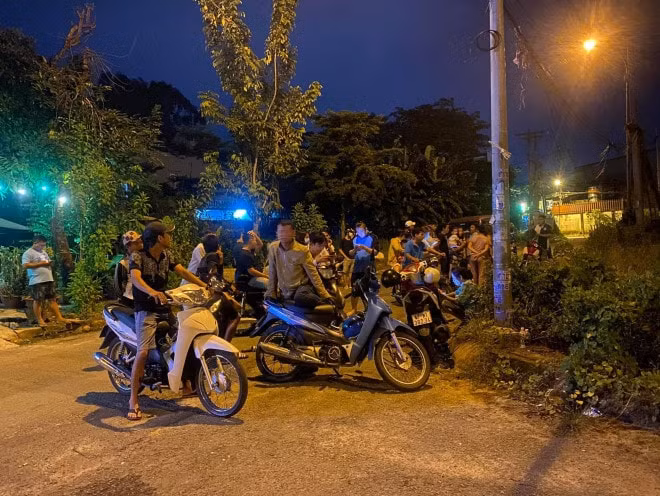 Người dân tập trung đông dưới khách sạn, nơi người phụ nữ 45 tuổi bị giết hại. Ảnh: 24h.com.vn