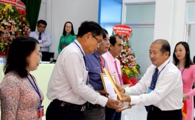 Phó Chủ tịch UBND tỉnh Đồng Tháp Đoàn Tấn Bửu bằng khen của UBND tỉnh Đồng Tháp cho nhiều tập thể, cá nhân có thành tích xuất sắc trong hoạt động báo chí