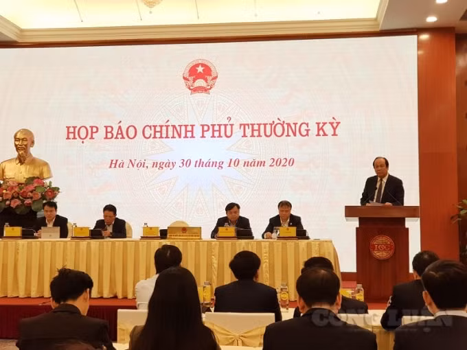 Bộ trưởng, Chủ nhiệm Văn phòng Chính phủ Mai Tiến Dũng phát biểu tại họp báo.