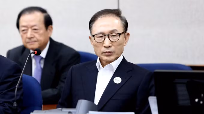 Cựu Tổng thống Hàn Quốc Lee Myung-bak ra hầu tòa tại một tòa án ở Seoul trong năm 2018. Ông đã bị kết án 17 năm tù. Ảnh: Reuters