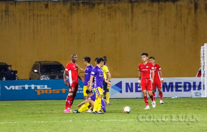 Liên tiếp những pha va chạm đầy quyết liệt khiến trọng tài nhiều lần phải cắt còi.