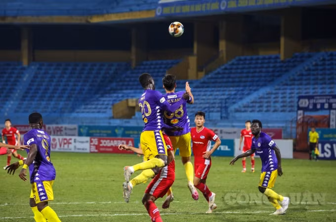 Cầu thủ hai đội thi đấu ăn miếng trả miếng với với nhau.