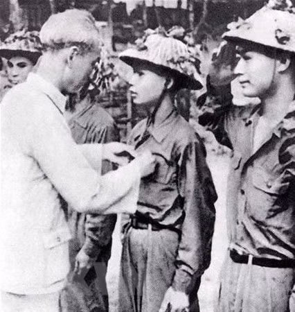 Chủ tịch Hồ Chí Minh thưởng huy hiệu cho các chiến sỹ lập nhiều chiến công trong chiến dịch Điện Biên Phủ. (Ảnh: Tư liệu TTXVN)