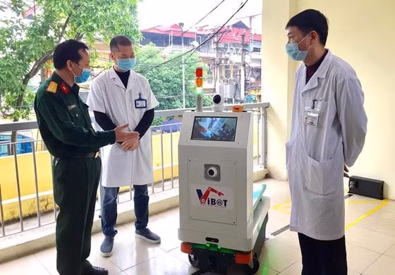Đại diện Học viện kỹ thuật quân sự giới thiệu robot với các bác sỹ bệnh viện Bắc Thăng Long (ảnh TL)