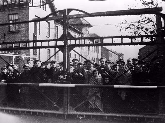 Các tù nhân tại trại hủy diệt Auschwitz ngay trước khi quân đội Liên Xô xuất hiện. Ảnh: SPUTNIK / B. FISHMAN