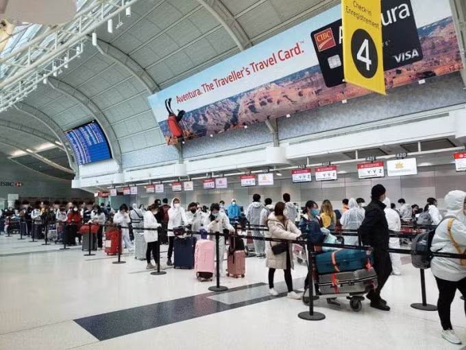 240 công dân Việt Nam ở Pháp được đưa về nước trên chuyến bay của hãng Hàng không Quốc gia Việt Nam. Ảnh TL.