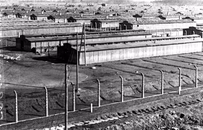 Doanh trại tù nhân đằng sau hàng rào tại trại tử thần Auschwitz. Ảnh: SPUTNIK