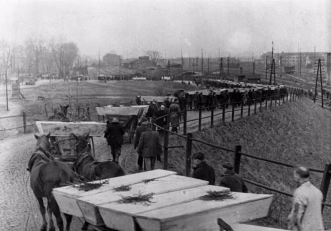 Tang lễ cho các tù nhân đã chết tại trại tử thần Auschwitz. Ảnh: SPUTNIK / VLADIMIR YUDIN