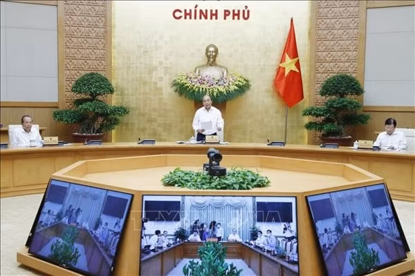Thủ tướng Nguyễn Xuân Phúc làm việc trực tuyến với lãnh đạo chủ chốt của TP Hồ Chí Minh. Ảnh: TTXVN
