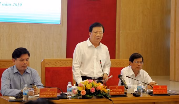 Phó Thủ tướng Trịnh Đình Dũng chỉ đạo tại hội nghị “Triển khai thực hiện công tác giải phóng mặt bằng Dự án xây dựng một số đoạn đường bộ cao tốc trên tuyến Bắc - Nam phía Đông giai đoạn 2017 - 2020
