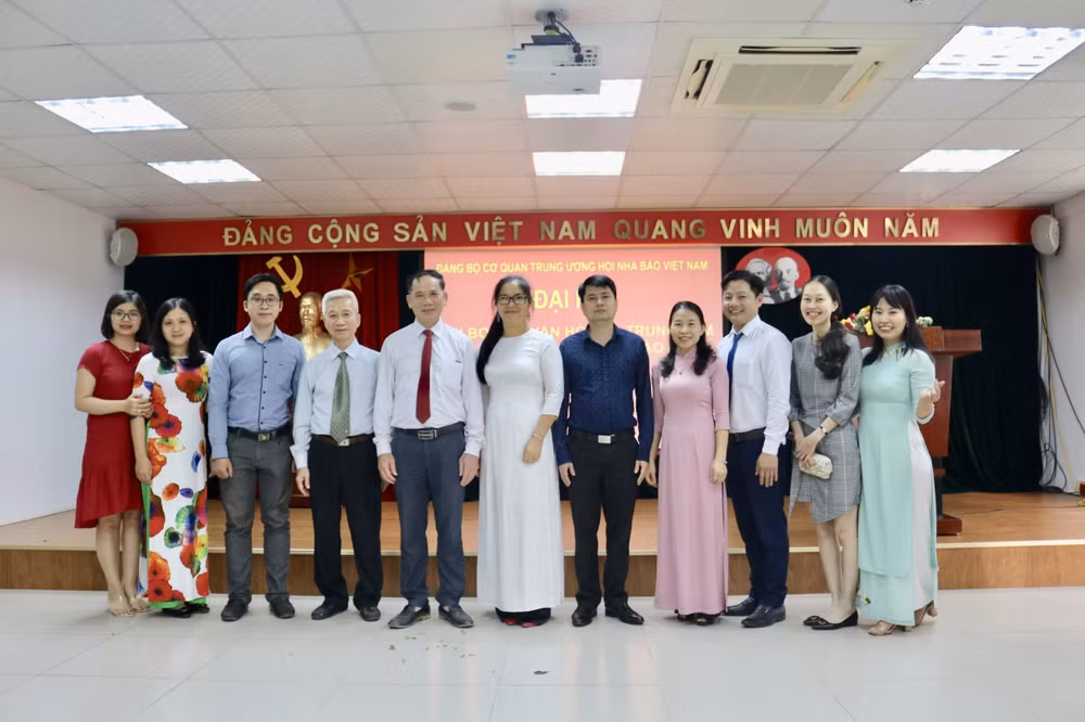 Các đồng chí tham dự Đại hội chụp ảnh lưu niệm.