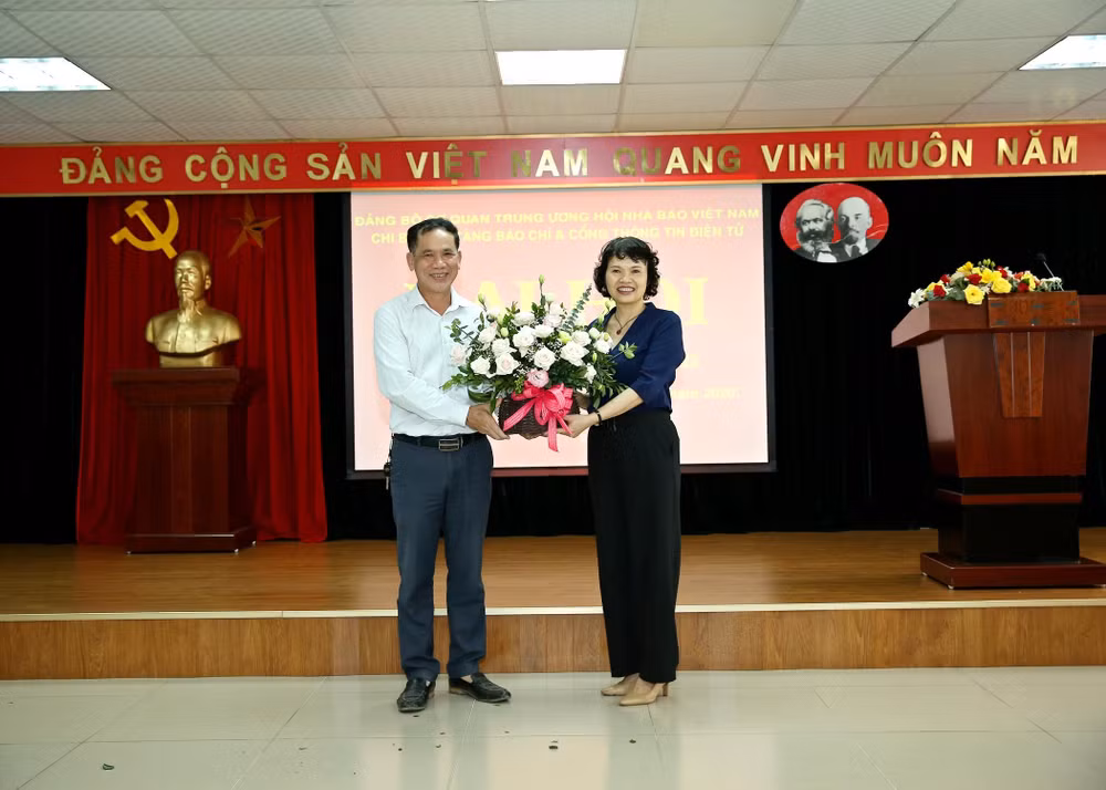 Đồng chí Nguyễn Thế Dũng, Phó Bí thư Đảng ủy Cơ quan Trung ương&nbsp;Hội Nhà báo Việt Nam tặng hoa chúc mừng đồng chí Trần Thị Kim Hoa, Giám đốc Bảo tàng Báo chí Việt Nam được bầu làm Bí thư khóa mới. Ảnh: Sơn Hải