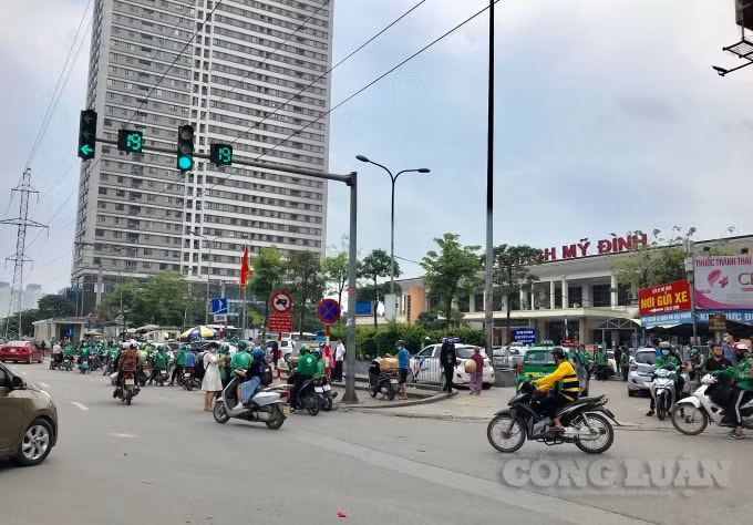 Xe ôm công nghệ tập trung dày đặc trước cổng bến xe Mỹ Đình