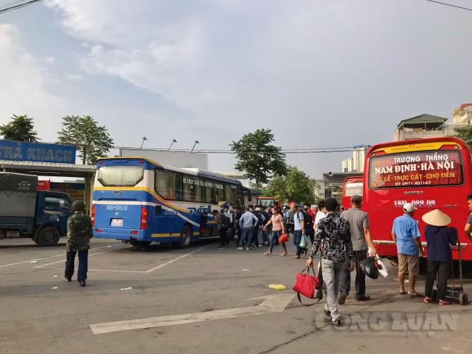 Rất đông sinh viên hối hả trở lại Thủ đô học tập
