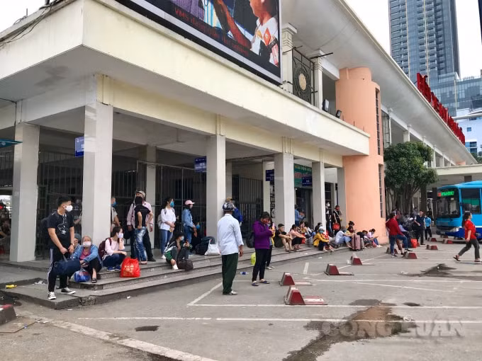 Rất đông người dân từ các tỉnh trở lại Thủ đô làm việc sau kỳ nghỉ lễ 30/4 - 1/5 tại bến xe Mỹ Đình