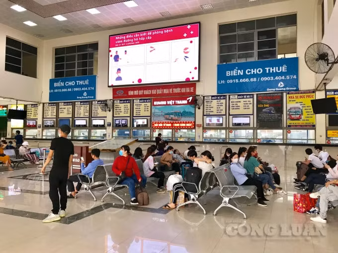 Khu vực sảnh chính bến xe Mỹ Đình tập trung đông hành khách