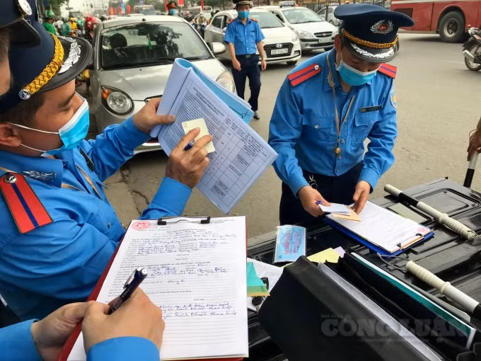 Lực lượng chức năng lập biên bản xử lý phương tiện vi phạm