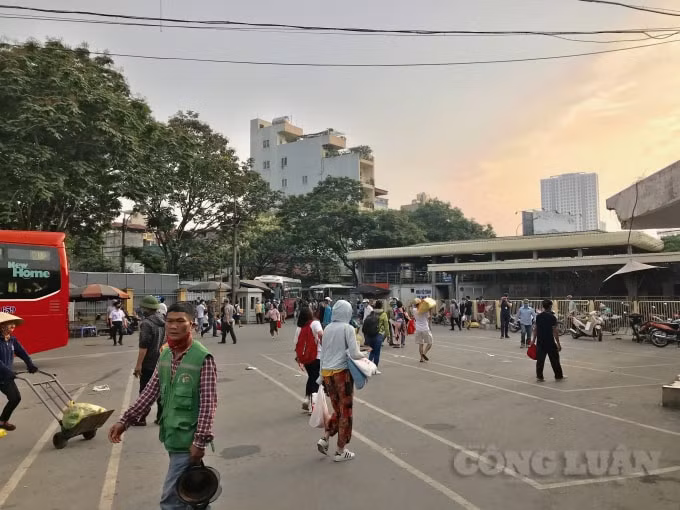 Người dân từ các tỉnh nườm nượp trở lại Thủ đô làm việc sau kỳ nghỉ lễ 30/4 - 1/5 kéo dài 4 ngày