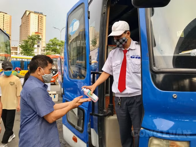 Hành khách được yêu cầu rửa tay sát khuẩn trước khi lên xe