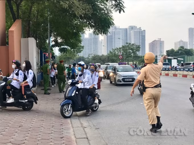 Thành phố Hà Nội thực hiện tháng cao điểm an toàn giao thông cho học sinh đến trường. Ảnh minh họa
