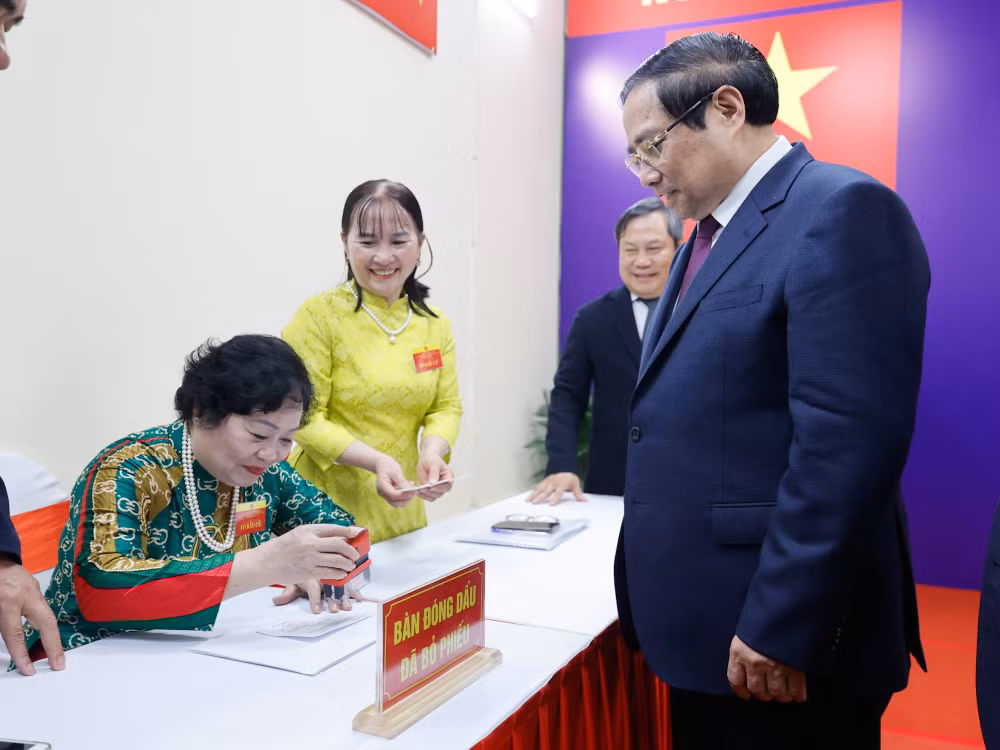 Thủ tướng Phạm Minh Chính cùng cử tri bỏ phiếu bầu cử tại phường Tây Hồ, Hà Nội- Ảnh 6.