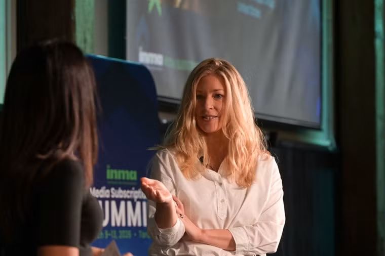 Hannah Poferl, giám đốc dữ liệu tại Universal Music Group và cựu giám đốc dữ liệu kiêm trưởng bộ phận khán giả tại The New York Times, đang thuyết trình tại Toronto hôm thứ Tư trong Hội nghị thượng đỉnh về đăng ký truyền thông INMA.
