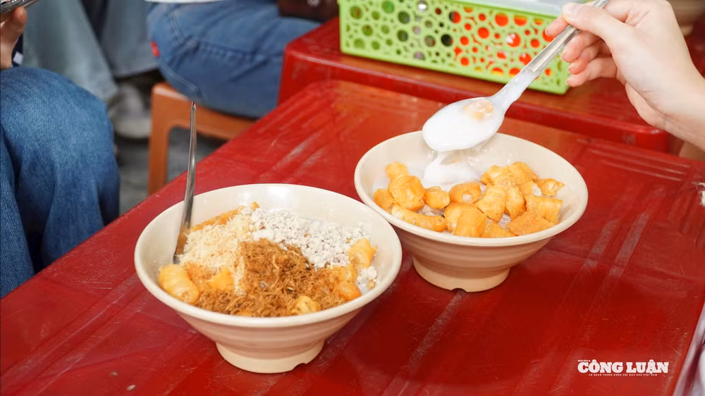 Bát cháo sườn nóng hổi trên đường Phùng Hưng