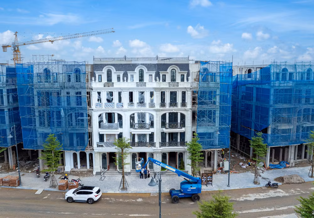 Các căn nhà phố Châu Âu được bàn giao hoàn thiện mặt ngoài với hệ vật liệu cao cấp, bền vững được tuyển chọn khắt khe, kết hợp kỹ nghệ hoàn thiện tinh xảo từ đội ngũ nghệ nhân hàng đầu, tạo nên diện mạo chuẩn mực của một khu đô hị hàng hiệu.