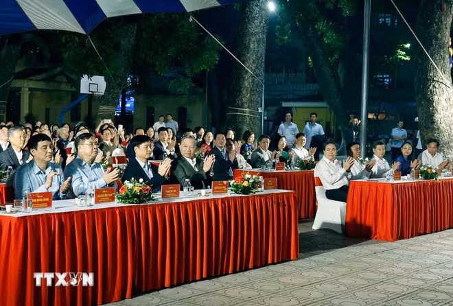 ttxvn-tong-bi-thu-va-chu-tich-quoc-hoi-du-ngay-hoi-dai-doan-ket-tai-phuong-ba-dinh-9.jpg