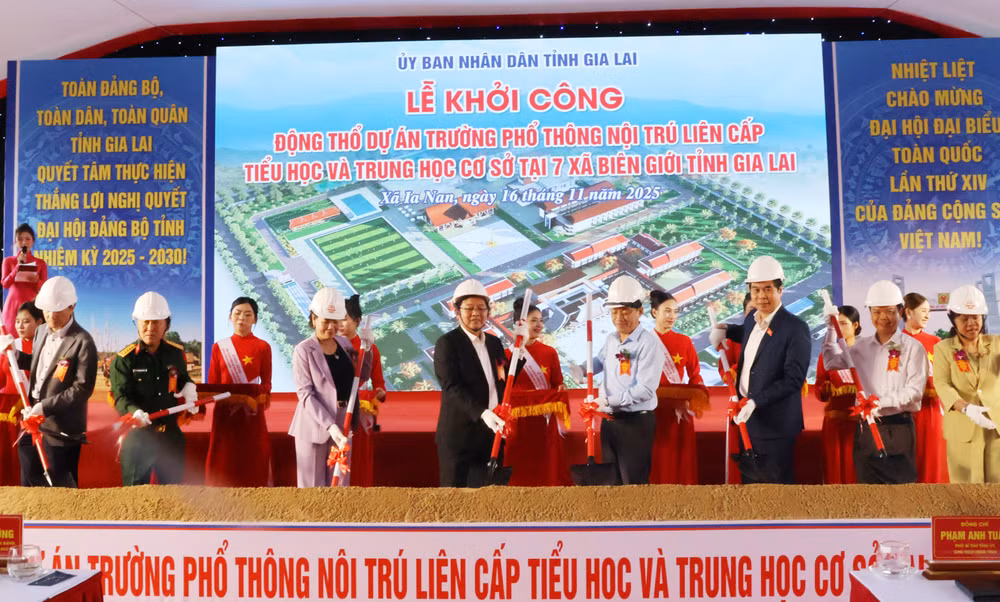 Phó Thủ tướng Hồ Quốc Dũng dự lễ khởi công 7 trường nội trú biên giới tỉnh Gia Lai- Ảnh 5.