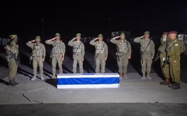 Quân đội Israel và chiếc quan tài chứa thi thể con tin Meny Godard sau khi được Hamas trả lại vào ngày 13 tháng 11 năm 2025. Ảnh: IDF