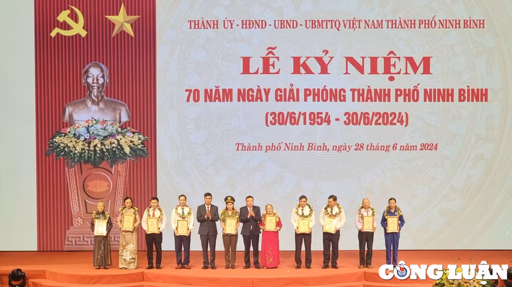 ninh binh to chuc le ky niem 70 nam ngay giai phong thanh pho hinh 3