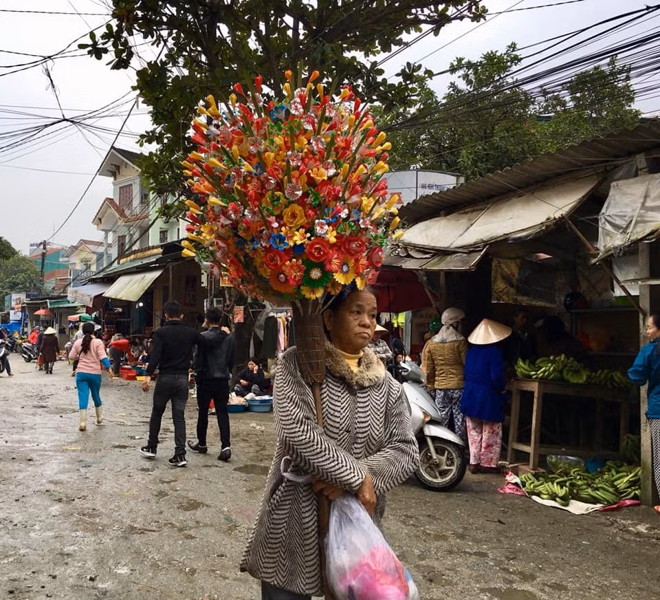 Những chông hoa giấy được mang ra bán ở các khu chợ quê và cả thành phố.