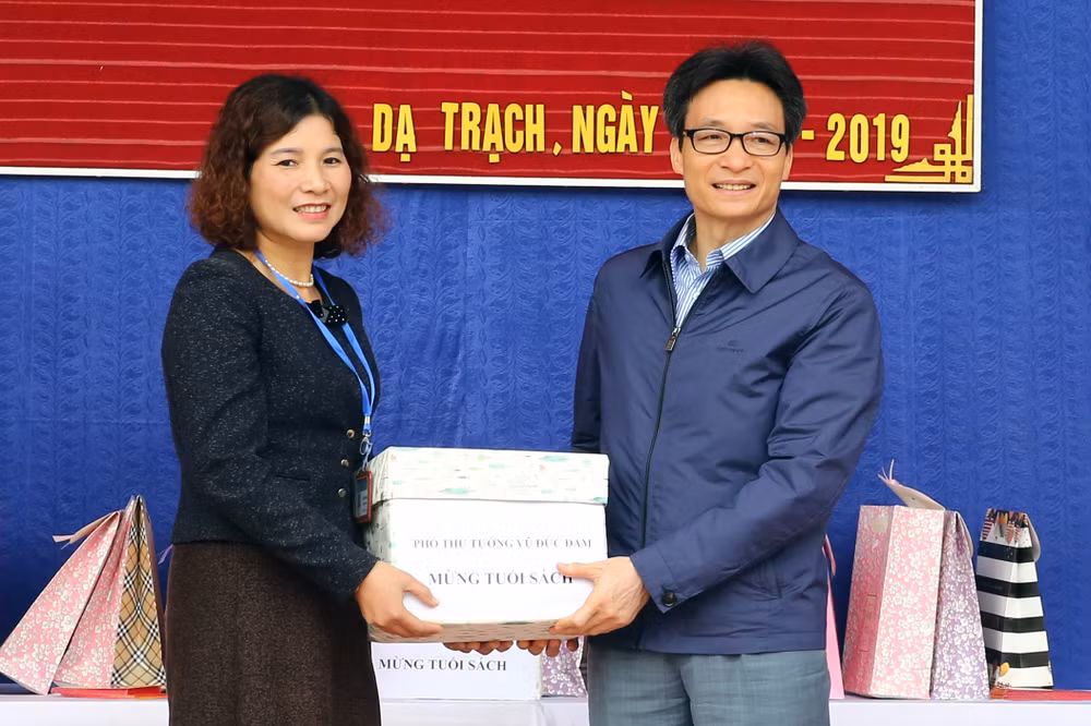 Phó Thủ tướng Vũ Đức Đam tặng sách cho trường tiểu học Dạ Trạch. Ảnh: VGP