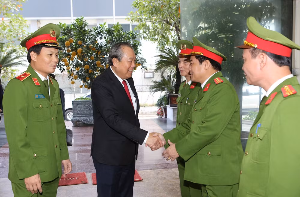 Phó Thủ tướng Thường trực Trương Hoà Bình chúc Tết cán bộ, chiến sĩ Cục CSHS. Ảnh: VGP