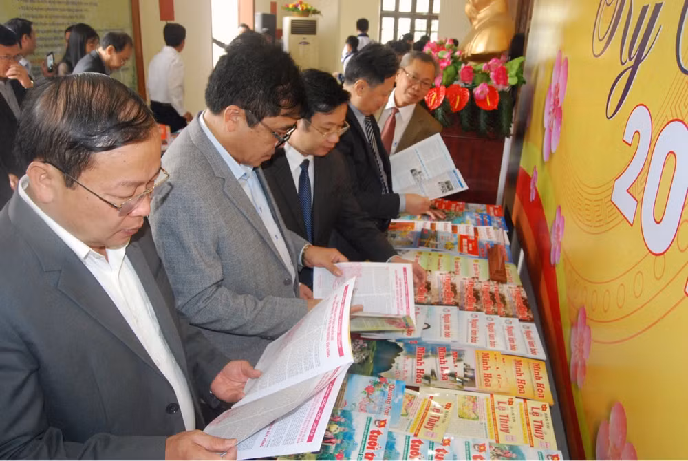 Các đồng chí lãnh đạo tỉnh và huyện Minh Hóa đang xem các ẩn phẩm tại gian trưng bày Hội báo Xuân Kỷ Hợi 2019.