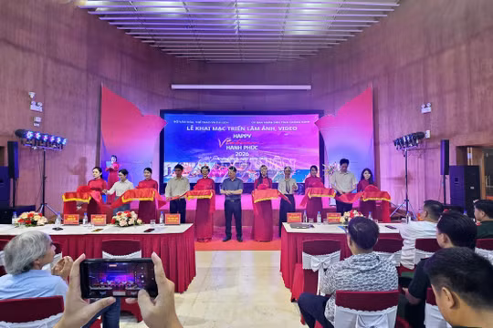 Các đại biểu cắt băng khai mạc Triển lãm ảnh, video "Happy Vietnam - Việt Nam hạnh phúc 2026".