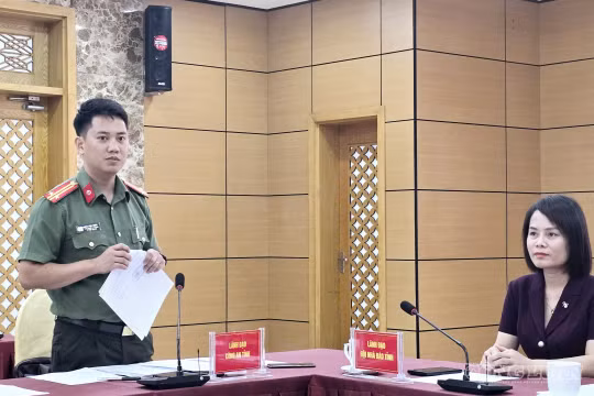 Đại diện lãnh đạo Công an tỉnh Quảng Ninh cung cấp thông tin cho báo chí tại hội nghị.