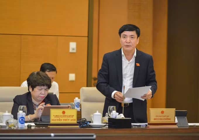Tổng Thư ký Quốc hội Bùi Văn Cường báo cáo tại phiên họp.