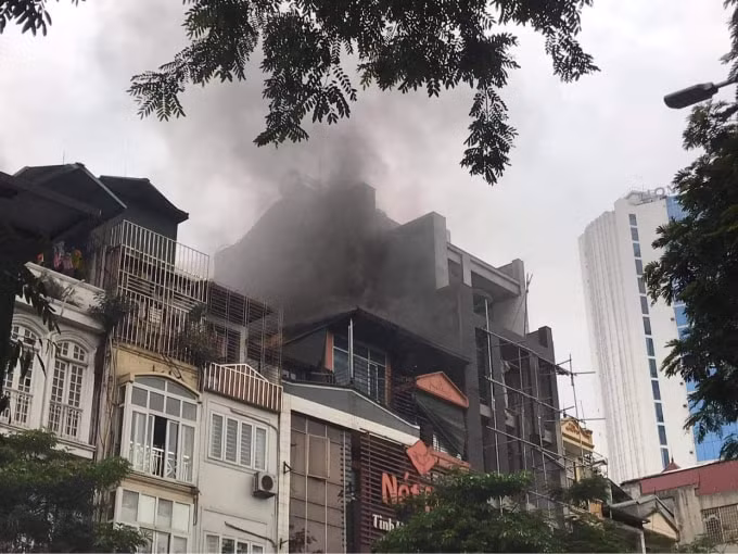 Theo ghi nhận của PV, ngọn lửa bất ngờ bùng phát cột khói trắng bốc lên khiến nhiều người dân sợ hãi.