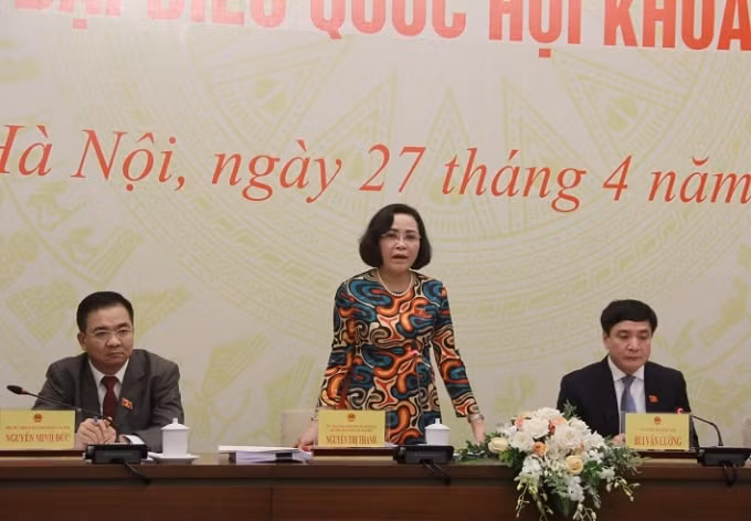 Bà Nguyễn Thị Thanh, Trưởng ban Công tác đại biểu thuộc Uỷ ban Thường vụ Quốc hội thông tin đến báo chí tại họp báo.