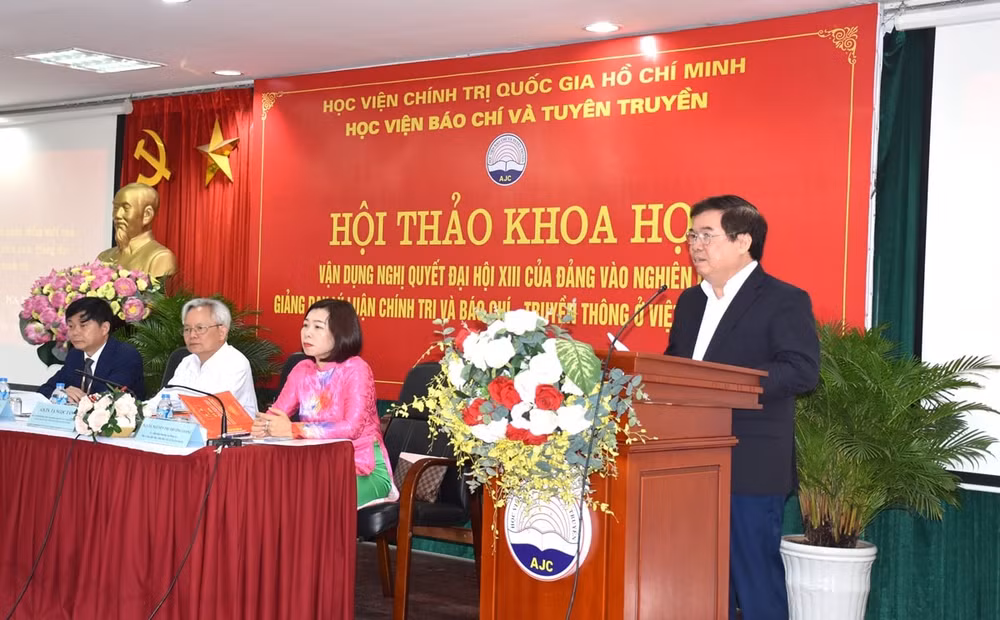 Các đại biểu chủ trì hội thảo khoa học “Vận dụng Nghị quyết Đại hội XIII của Đảng vào nghiên cứu, giảng dạy lý luận chính trị và báo chí - truyền thông”. Ảnh: Lê Tâm