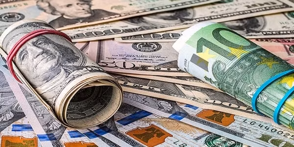 Đồng USD hiện vẫn chịu nhiều áp lực giảm giá khi nước Mỹ vẫn đang bơm tiền nhiều vào nền kinh tế